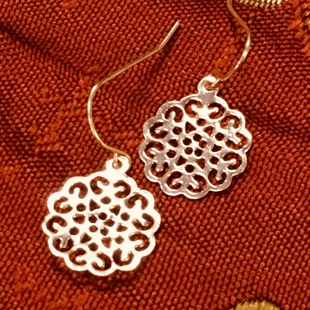New Pretty Gold Filigree Dangling Earrings